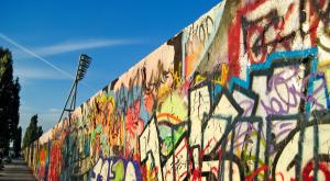 На немецкой свалке нашли фрагменты Берлинской стены