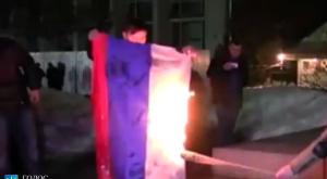 На Украине националисты сожгли флаг России