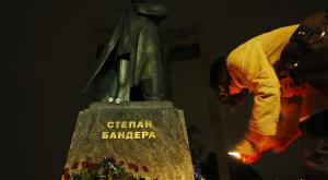 На Украине памятники Бандере и Шухевичу облили неизвестным веществом