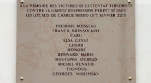 Надпись на мемориальной доске у здания Charlie Hebdo оказалась с ошибкой 