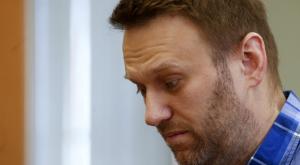 Навальный скрылся от судебного пристава на автомобиле