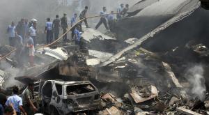 Не менее 38 человек погибли в результате падения самолета на отель в Индонезии