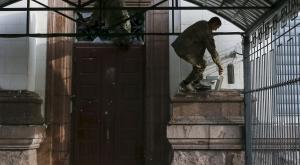Неизвестные атаковали посольство России в Киеве 
