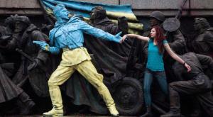 Нормальные болгары - активисты соцпартии отчистили памятник советским воинам в Софии
