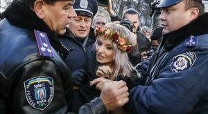 "От имени украинского народа" - активистки Femen пошли на прорыв к новому послу США