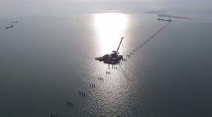 Песков: мост в Крым строится с учетом норм международного права