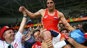 Победа Рашида Садулаева позволила России вновь обогнать ФРГ в медальном зачете
