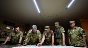 Порошенко тайно посетил Донбасс и подписал указ о демобилизации