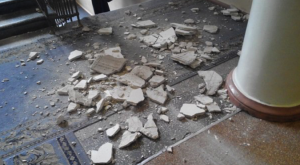 После признания России "агрессором" в горсовете Запорожья рухнула часть потолка
