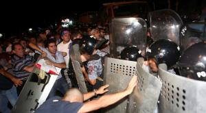 При разгоне демонстрации в Ереване пострадали журналисты и полицейский