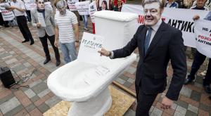 Протестующие в Киеве показали, как Порошенко "слил" в унитаз коррупционные дела