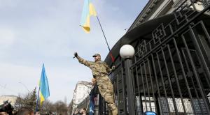 Пушков: Киев поддержал нападения на посольства РФ, а потом осудил