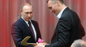 Путин пообещал сборной России сыграть в русский хоккей