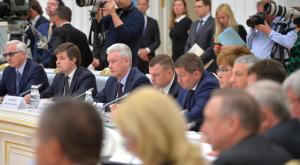 Путин поручил чиновникам работать без ссылок на сложности и санкции