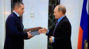 "Обнажил я бицепс ненароком": Путин припомнил Трутневу стычку с Порошенко