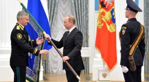 Путин вручил знамя Федеральной службе судебных приставов