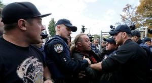 Радикалы избили россиянина и затоптали флаг РФ у посольства в Киеве