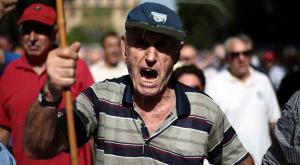 Разбушевавшиеся афинские пенсионеры едва не перевернули полицейский автобус