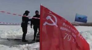 Российские экстремалы впервые погрузились под лед со знаменем Победы