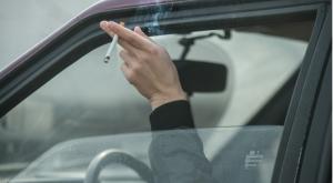 Российский союз молодежи просит запретить курение за рулем