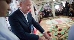 Сергей Собянин угостил москвичей гигантским пирогом  в честь Яблочного Спаса