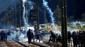 "Убрать барьеры" - анархисты устроили схватку с полицией на границе Италии и Австрии