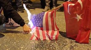 Сожжением турецкого и американского флагов закончился митинг в центре Афин 