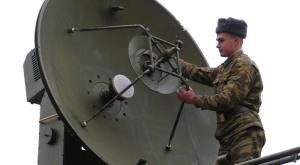 Связисты ВВО получили новейшие спутниковые станции "Ливень"