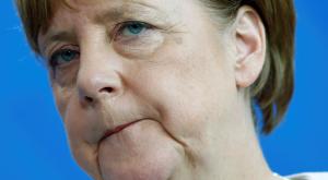 "Танки на улицах и воздушные атаки против собственного народа - беззаконие" - Меркель