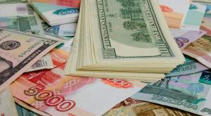 Центробанк РФ поднял курс доллара на 4 рубля