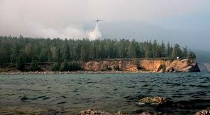 Туристы эвакуированы из-за огненных бурь вокруг озера Байкал