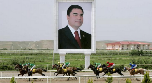 Туркменбаши 2.0 — в Ашхабаде открыли золоченый памятник второму президенту