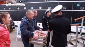 "Убедитесь, что Путин врет": польский фермер угостил российских моряков яблоками