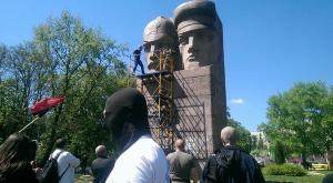 Украинские националисты оказались бессильны перед советским памятником чекистам