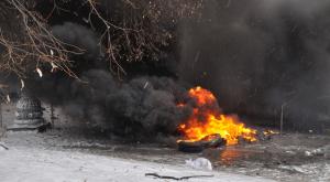 В Киеве активисты "Автомайдана" подожгли шины у администрации президента