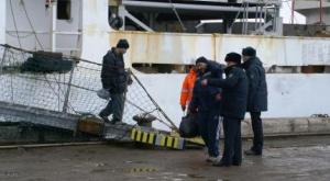 В Охотском море возобновлены поиски членов экипажа затонувшего траулера