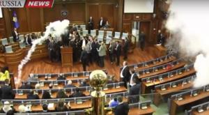 В парламенте Косово оппозиция второй раз за месяц распыляет слезоточивый газ