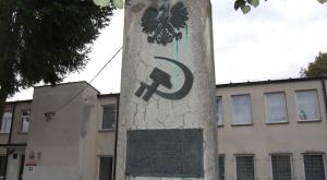 В Польше с обелиска советским и польским партизанам демонтировали серп и молот
