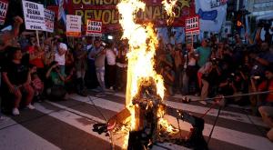 В Венесуэле сожгли чучело Иуды-Обамы