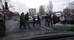 В Запорожье люди перекрыли дорогу против повышения цен и тарифов (видео)