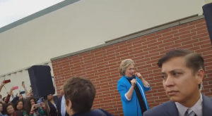 "Вам здесь не рады!" - на YouTube набирает просмотры провальное выступление Клинтон