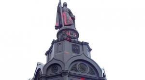 Вандалы облили красной краской памятник Владимиру в Киеве