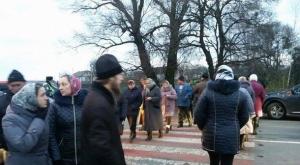 Верующие УПЦ перекрыли трассу Киев-Чоп