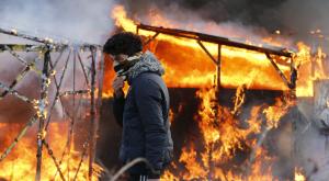 Беженцы жгут свои дома в знак протеста против сноса лагеря во Франции