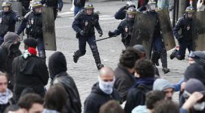 Во время беспорядков в Париже на российских журналистов напали проукраинские активисты