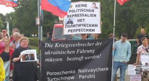 Жители Берлина встретили Порошенко флагами ДНР и России