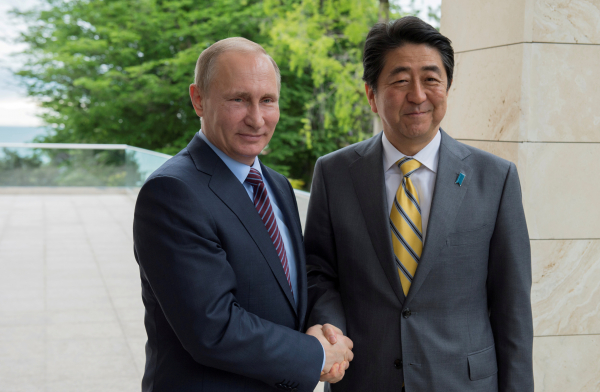 Абэ надеется на успех на переговорах по мирному договору с Путиным