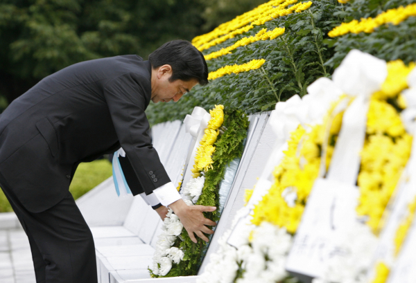 Абэ пообещал сделать все возможное для построения мира без ядерного оружия