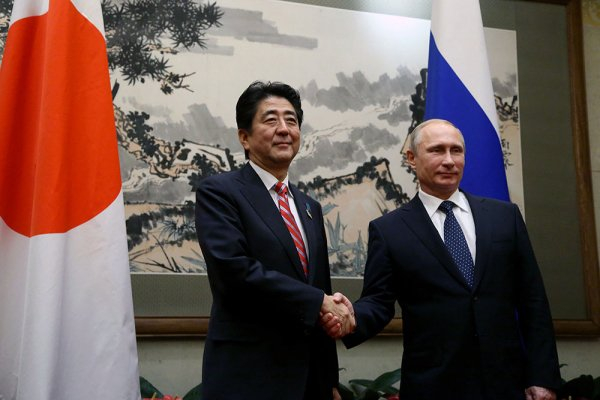 Абэ заявил, что "полностью доверяет" Путину в решении "территориальной проблемы"