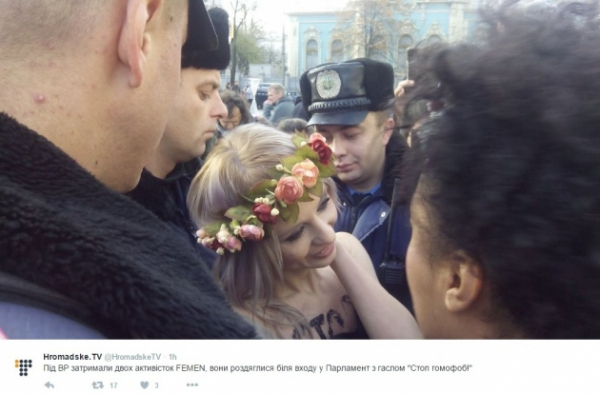 Активистки Femen голой грудью встали на защиту прав ЛГБТ около Верховной Рады